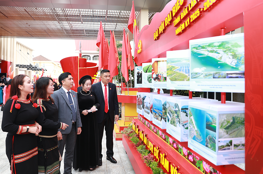 Đại biểu tham qua khu vực trưng bày tại Đại hội.